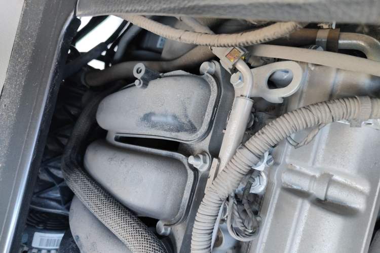 Used CHANGAN KUAYUE Xing V3 2023 1.5L Gasoline Comfort Edition 5-Seat Passenger Vehicle Engine Bay Left
