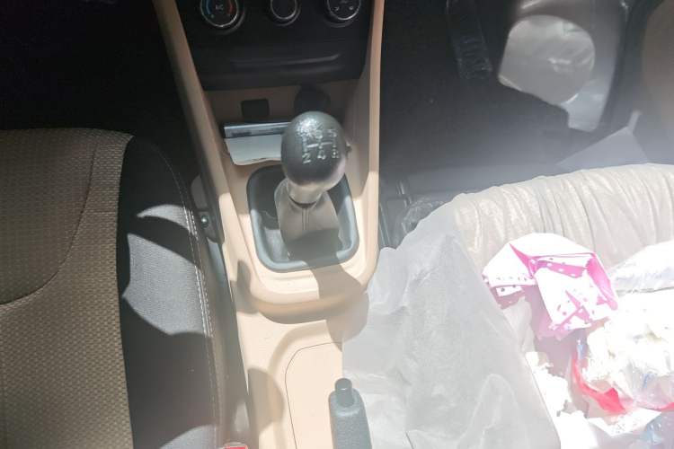 Used CHANGAN KUAYUE Xing V3 2023 1.5L Gasoline Comfort Edition 5-Seat Passenger Vehicle Gear Lever
