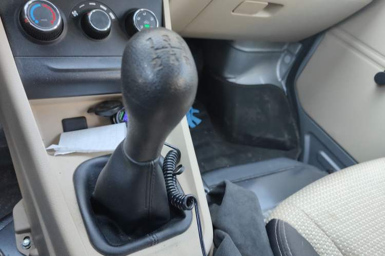 Used CHANGAN KUAYUE Xing V3 2023 1.5L Gasoline Comfort Edition 5-Seat Passenger Vehicle Gear Lever