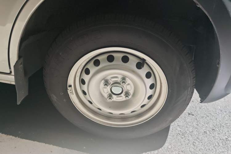 Used CHANGAN KUAYUE Xing V3 2023 1.5L Gasoline Comfort Edition 5-Seat Passenger Vehicle Right Front Wheel Hub