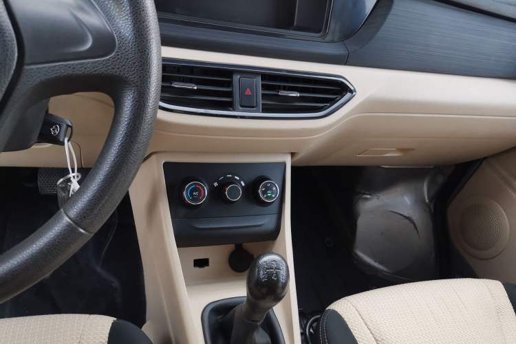 Used CHANGAN KUAYUE Xing V3 2022 1.5L Gasoline Standard Model 6-Seater Passenger Vehicle JL473QH Audio And AC Panel