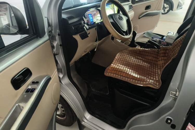 Used CHANGAN KUAYUE Xing V3 2022 1.5L Gasoline Luxury 5-Seater Minivan JL473QH Driver Seat