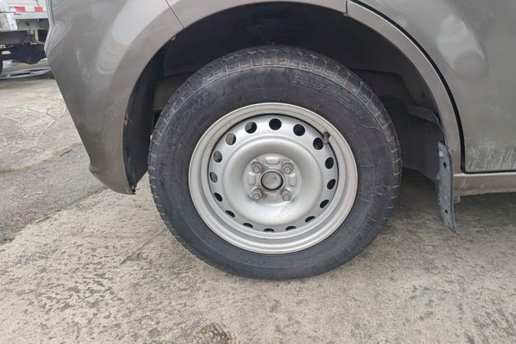 Used CHANGAN KUAYUE Xing V3 2022 1.5L Gasoline Comfort-Grade 5-Seater Minivan JL473QH Left Front Wheel Hub
