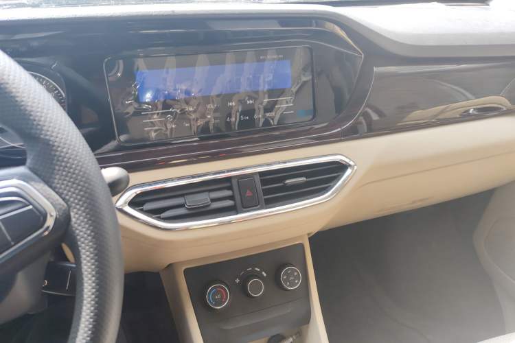 Used CHANGAN KUAYUE Xing V3 2023 1.5L Gasoline Comfort-Grade 5-Seater Passenger Vehicle Audio And AC Panel