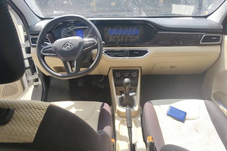 Used CHANGAN KUAYUE Xing V3 2023 1.5L Gasoline Comfort-Grade 5-Seater Passenger Vehicle Center Console