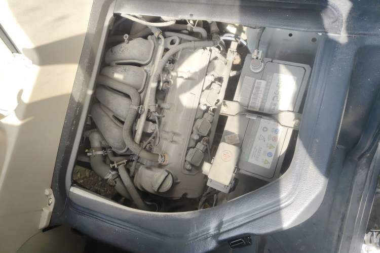 Used CHANGAN KUAYUE Xing V3 2023 1.5L Gasoline Comfort-Grade 5-Seater Passenger Vehicle Engine Bay