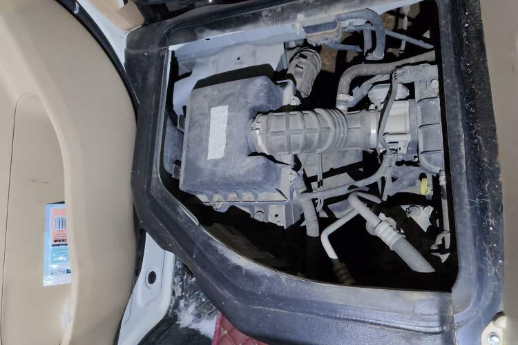 Used CHANGAN KUAYUE Xing V3 2023 1.5L Gasoline Comfort-Grade 6-Seater Passenger Vehicle Engine Bay Right