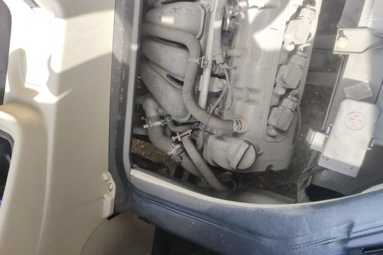 Used CHANGAN KUAYUE Xing V3 2023 1.5L Gasoline Comfort-Grade 5-Seater Passenger Vehicle Engine Bay Right