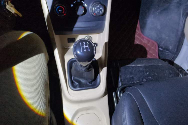 Used CHANGAN KUAYUE Xing V3 2023 1.5L Gasoline Comfort-Grade 6-Seater Passenger Vehicle Gear Lever