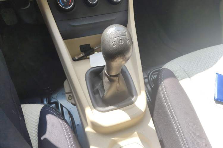 Used CHANGAN KUAYUE Xing V3 2023 1.5L Gasoline Comfort-Grade 5-Seater Passenger Vehicle Gear Lever