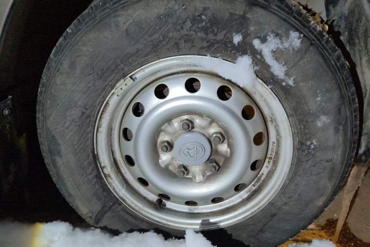 Used CHANGAN KUAYUE Xing V3 2023 1.5L Gasoline Comfort-Grade 6-Seater Passenger Vehicle Right Front Wheel Hub