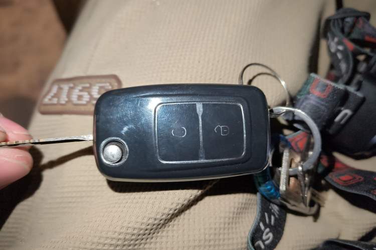Used CHANGAN KUAYUE Xing V3 2023 1.5L Gasoline Comfort-Grade 6-Seater Passenger Vehicle Vehicle Key