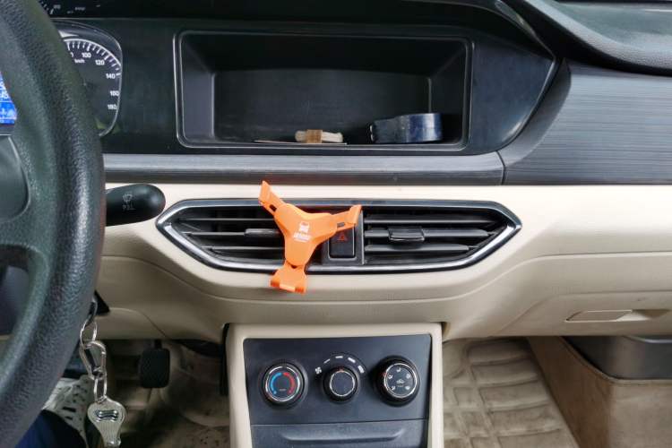 Used CHANGAN KUAYUE Xing V3 2023 1.3L Gasoline Comfort Edition 6-Seater Passenger Vehicle Audio And AC Panel