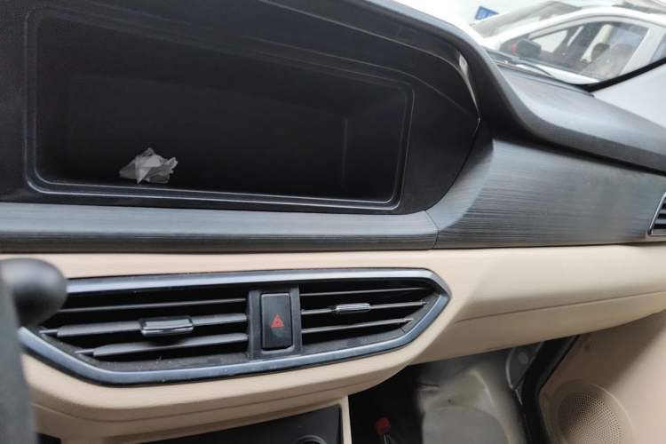 Used CHANGAN KUAYUE Xing V3 2023 1.3L Gasoline Comfort Model 5-Seater Passenger Vehicle Audio And AC Panel