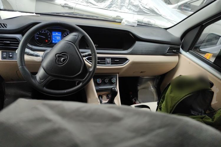 Used CHANGAN KUAYUE Xing V3 2023 1.3L Gasoline Comfort Model 5-Seater Passenger Vehicle Center Console