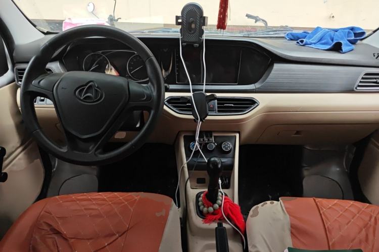 Used CHANGAN KUAYUE Xing V3 2023 1.3L Gasoline Comfort Model 5-Seater Passenger Vehicle Center Console