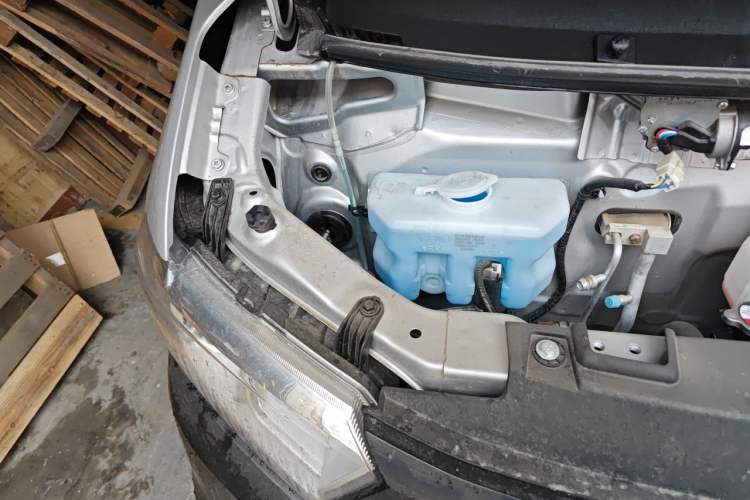 Used CHANGAN KUAYUE Xing V3 2023 1.3L Gasoline Standard Version 2-Seater Van Engine Bay Right