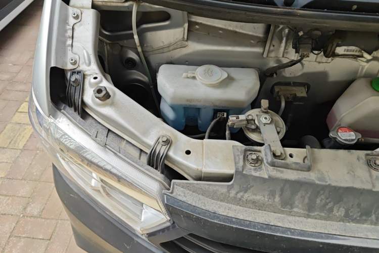 Used CHANGAN KUAYUE Xing V3 2023 1.3L Gasoline Comfort Model 5-Seater Passenger Vehicle Engine Bay Right