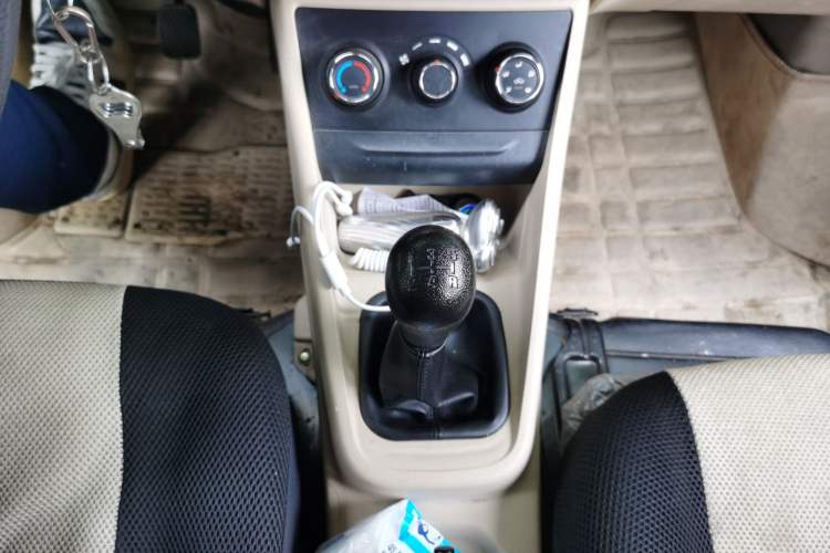 Used CHANGAN KUAYUE Xing V3 2023 1.3L Gasoline Comfort Edition 6-Seater Passenger Vehicle Gear Lever