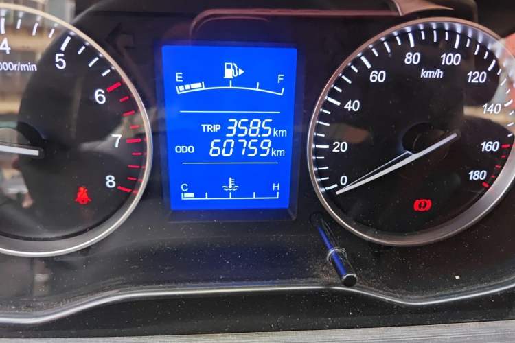 Used CHANGAN KUAYUE Xing V3 2023 1.3L Gasoline Comfort Model 5-Seater Passenger Vehicle Odometer Close Up