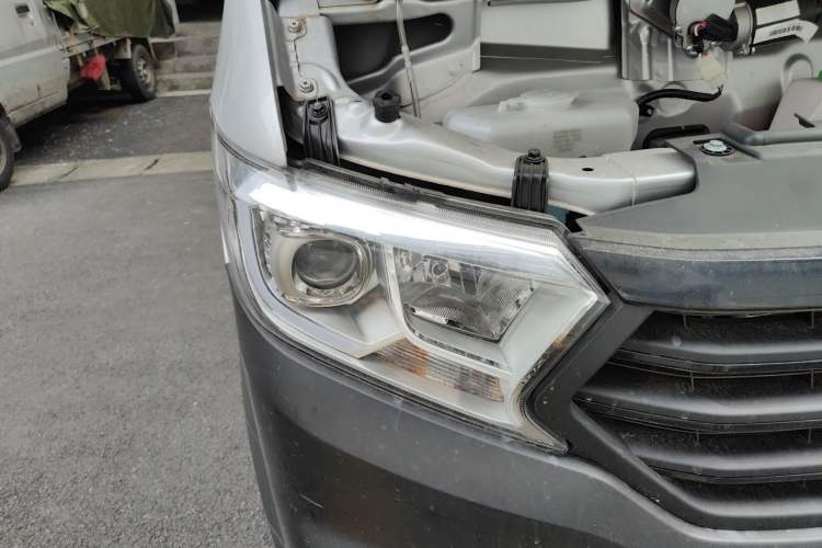 Used CHANGAN KUAYUE Xing V3 2023 1.3L Gasoline Comfort Model 5-Seater Passenger Vehicle Right Front Headlight