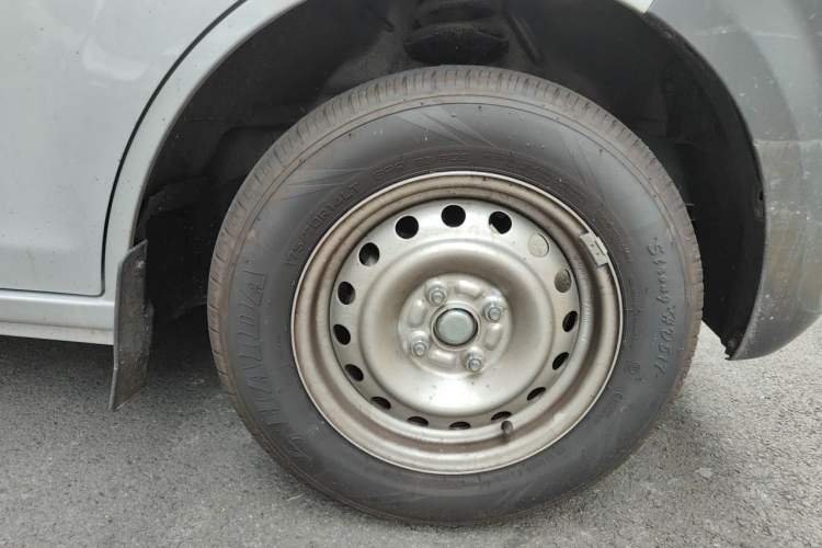 Used CHANGAN KUAYUE Xing V3 2023 1.3L Gasoline Comfort Model 5-Seater Passenger Vehicle Right Front Wheel Hub