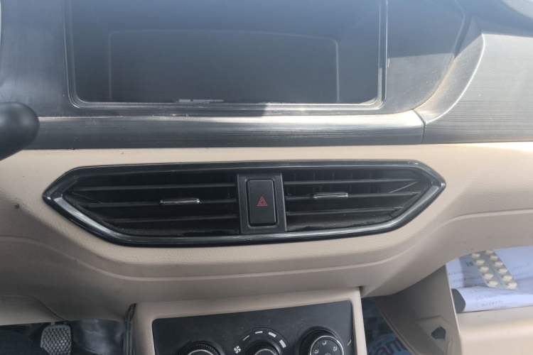 Used CHANGAN KUAYUE Xing V3 2023 1.5L Gasoline Standard Edition 5-Seater Minivan Audio And AC Panel