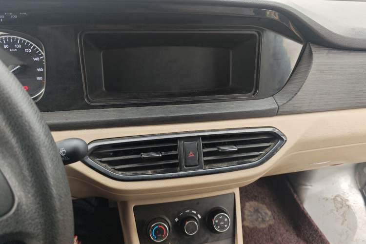Used CHANGAN KUAYUE Xing V3 2023 1.3L Gasoline Standard Model 5-Seater Passenger Vehicle Audio And AC Panel