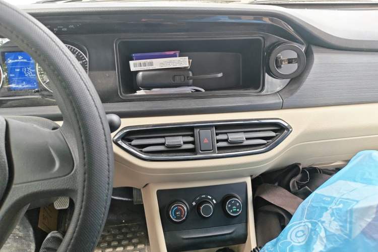 Used CHANGAN KUAYUE Xing V3 2023 1.3L Gasoline Standard Model 6-Seater Passenger Vehicle Audio And AC Panel