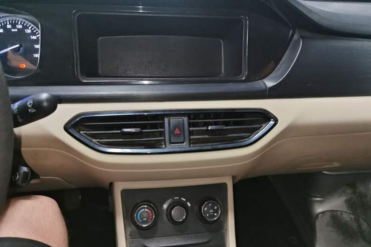 Used CHANGAN KUAYUE Xing V3 2023 1.3L Gasoline Standard Model 7-Seater Passenger Vehicle Audio And AC Panel