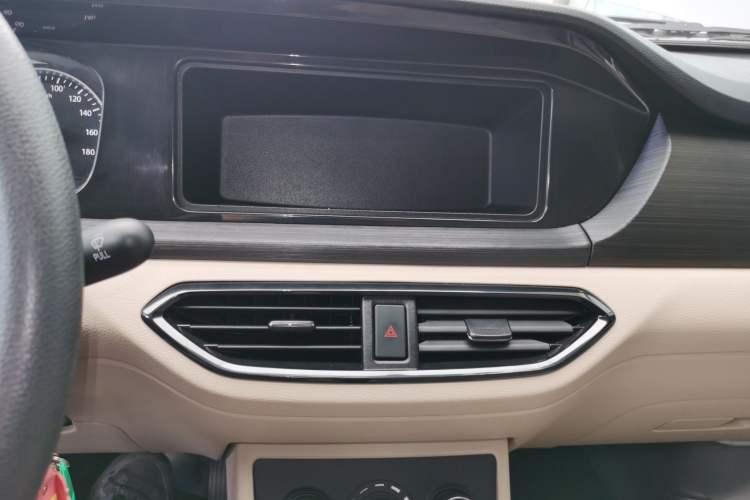 Used CHANGAN KUAYUE Xing V3 2023 1.3L Gasoline Standard Model 5-Seater Passenger Vehicle Audio And AC Panel