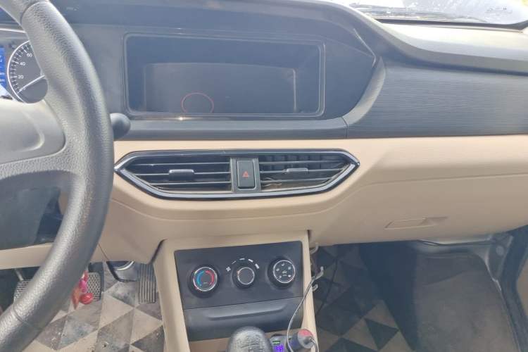 Used CHANGAN KUAYUE Xing V3 2023 1.3L Gasoline Comfort Model 5-Seater Passenger Vehicle Audio And AC Panel