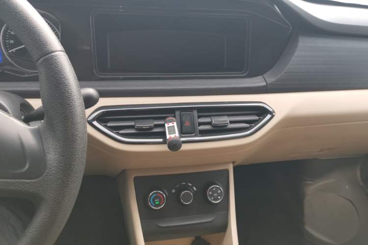 Used CHANGAN KUAYUE Xing V3 2023 1.5L Gasoline Comfort Model 7-Seater Passenger Vehicle Audio And AC Panel