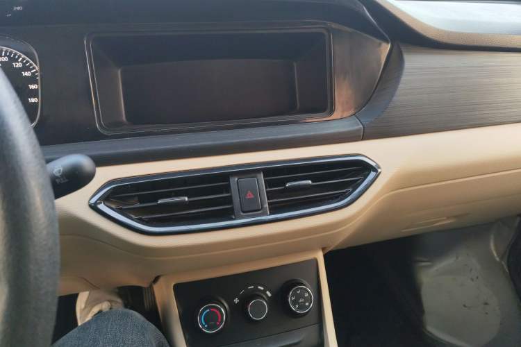 Used CHANGAN KUAYUE Xing V3 2023 1.5L Gasoline Comfort Model 7-Seater Passenger Vehicle Audio And AC Panel