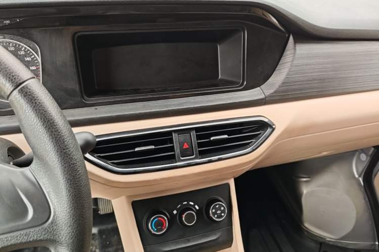 Used CHANGAN KUAYUE Xing V3 2023 1.3L Gasoline Comfort Model 2-Seater Van Audio And AC Panel