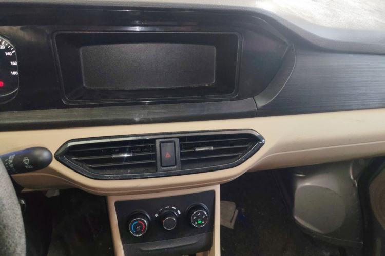 Used CHANGAN KUAYUE Xing V3 2023 1.5L Gasoline Standard Model 5-Seater Passenger Vehicle Audio And AC Panel