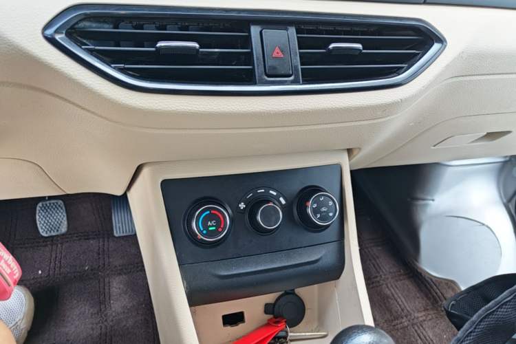 Used CHANGAN KUAYUE Xing V3 2023 1.3L Gasoline Comfort Edition 7-Seater Passenger Vehicle Audio And AC Panel