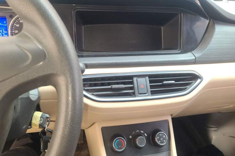 Used CHANGAN KUAYUE Xing V3 2023 1.5L Gasoline Standard Edition 2-Seat Van Audio And AC Panel