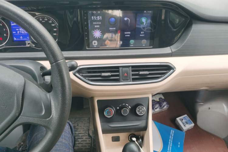 Used CHANGAN KUAYUE Xing V3 2023 1.5L Gasoline Comfort Edition 5-Seat Passenger Vehicle Audio And AC Panel