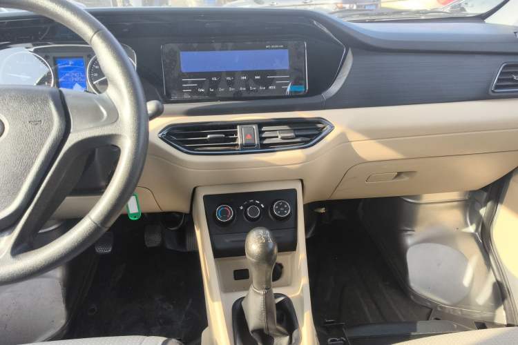 Used CHANGAN KUAYUE Xing V3 2023 1.5L Gasoline Comfort Edition 5-Seat Passenger Vehicle Audio And AC Panel
