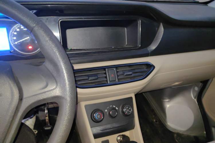 Used CHANGAN KUAYUE Xing V3 2023 1.3L Gasoline Standard Model 6-Seater Passenger Vehicle Audio And AC Panel