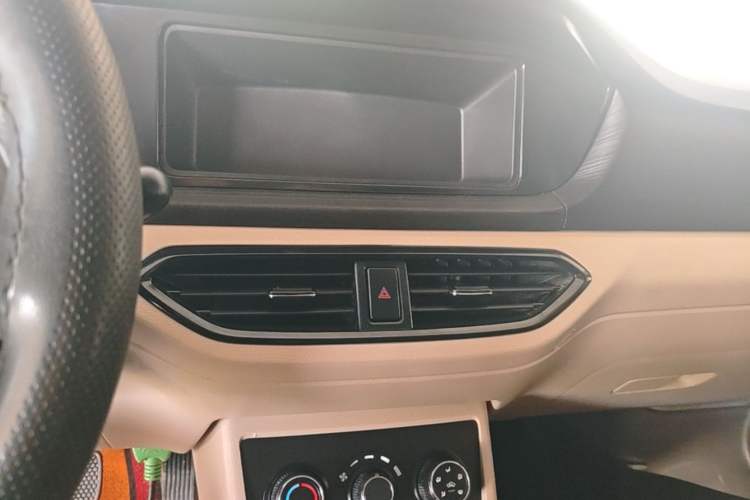 Used CHANGAN KUAYUE Xing V3 2023 1.5L Gasoline Standard Edition 2-Seat Van Audio And AC Panel