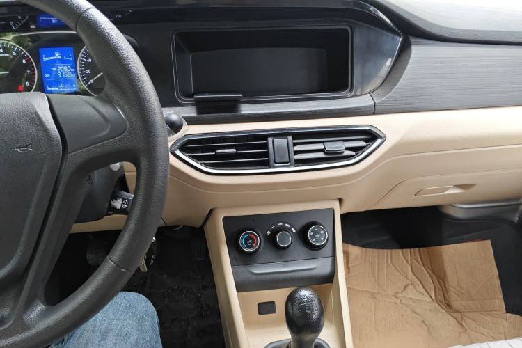 Used CHANGAN KUAYUE Xing V3 2023 1.3L Gasoline Standard Model 5-Seater Passenger Vehicle Audio And AC Panel