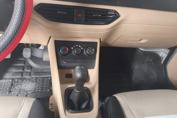 Used CHANGAN KUAYUE Xing V3 2023 1.3L Gasoline Standard Model 7-Seater Passenger Vehicle Audio And AC Panel