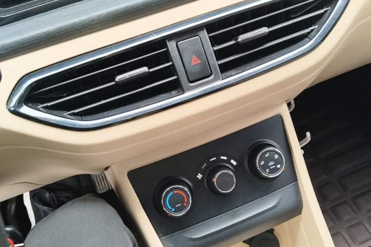 Used CHANGAN KUAYUE Xing V3 2023 1.3L Gasoline Comfort Model 5-Seater Passenger Vehicle Audio And AC Panel