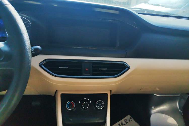 Used CHANGAN KUAYUE Xing V3 2023 1.5L Gasoline Comfort Edition 5-Seat Passenger Vehicle Audio And AC Panel