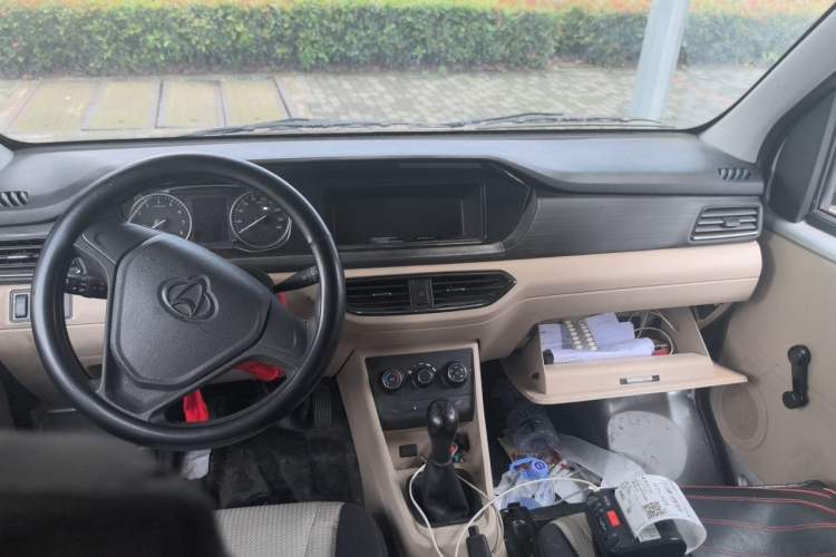 Used CHANGAN KUAYUE Xing V3 2023 1.5L Gasoline Standard Edition 5-Seater Minivan Center Console