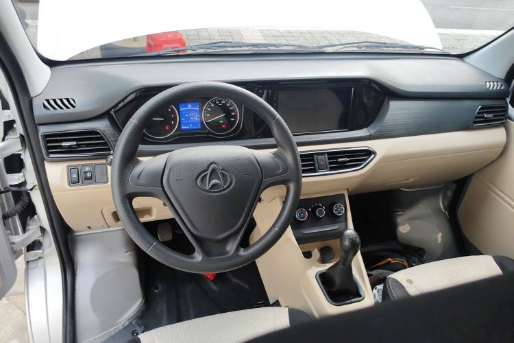Used CHANGAN KUAYUE Xing V3 2023 1.3L Gasoline Standard Model 6-Seater Passenger Vehicle Center Console