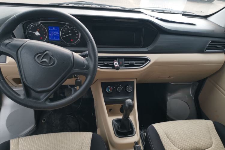 Used CHANGAN KUAYUE Xing V3 2023 1.5L Gasoline Comfort Model 7-Seater Passenger Vehicle Center Console