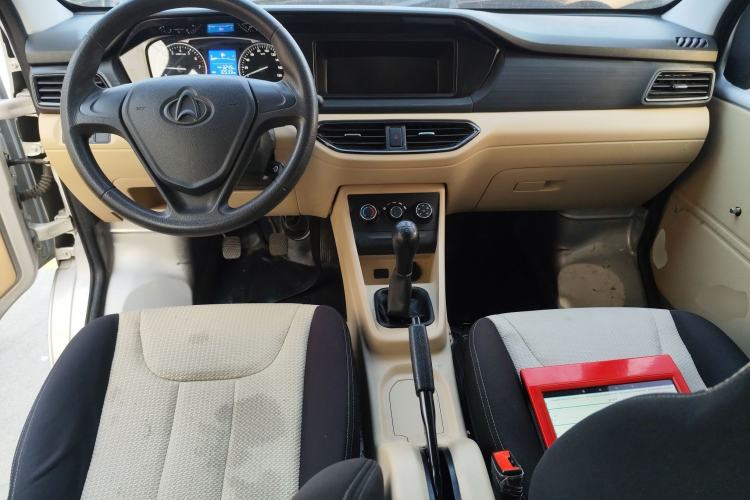 Used CHANGAN KUAYUE Xing V3 2023 1.5L Gasoline Comfort Model 7-Seater Passenger Vehicle Center Console
